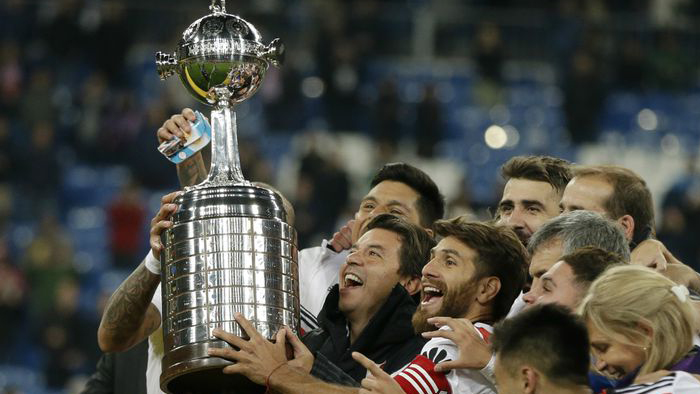 Foto de Marcelo Gallardo y parte del plantel de River, levantando la Copa Libertadores